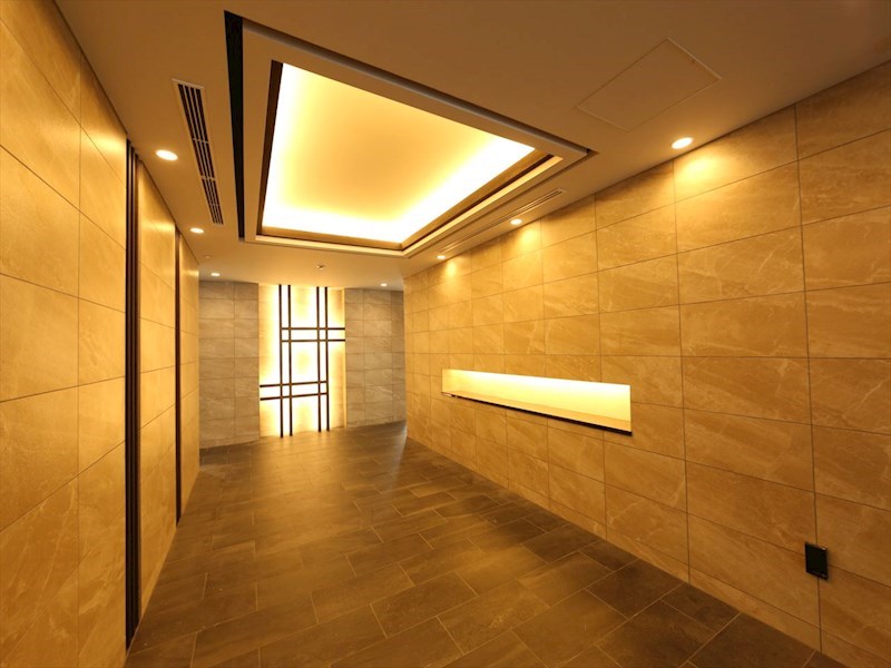 エントランス　エントランス　オートロック付　防犯カメラ有り