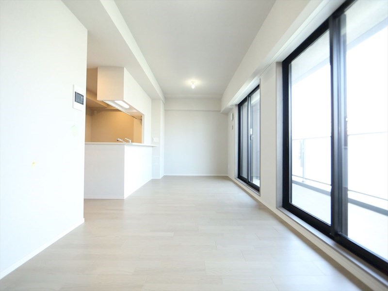 居室・リビング　ＬＤＫ14.4帖　カウンターキッチン　エアコン付　バルコニー