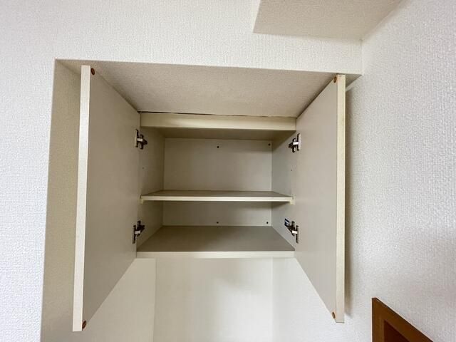 収納　洗濯機置場上部には収納棚が設置されているので便利ですね♪