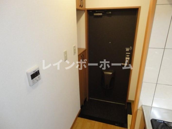 玄関　※別部屋反転タイプ写真。
