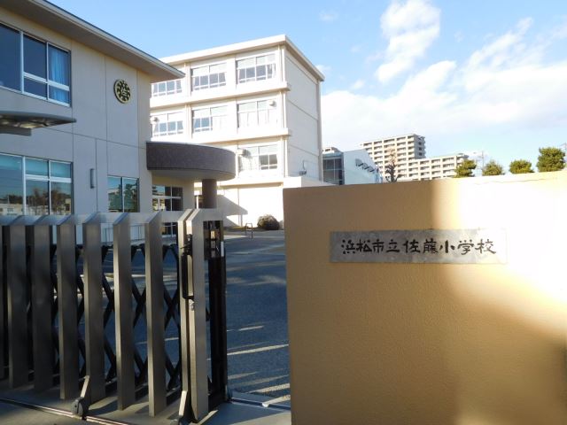 小学校　市立佐藤小学校（小学校）まで910m