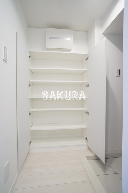 玄関　収納もある玄関です♪