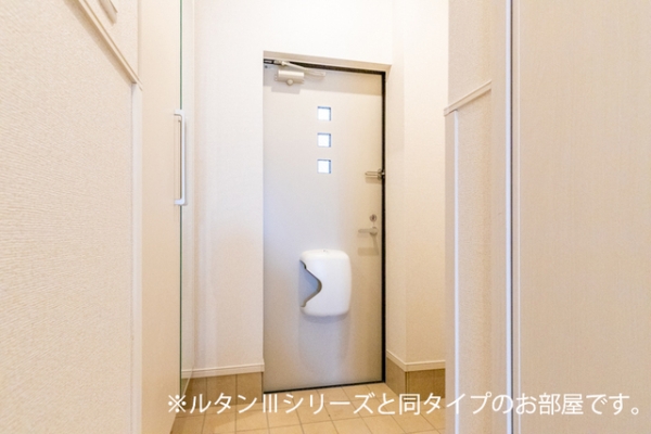 玄関　※参考写真　同建築メーカー施工の同間取完成他物件のものです。