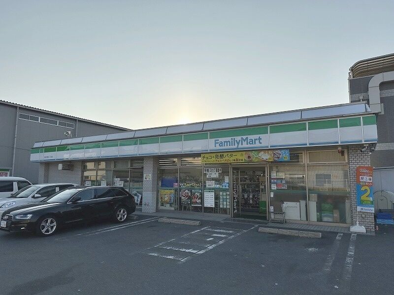 コンビニ　ファミリーマート高井田西三丁目店（コンビニ）まで167m