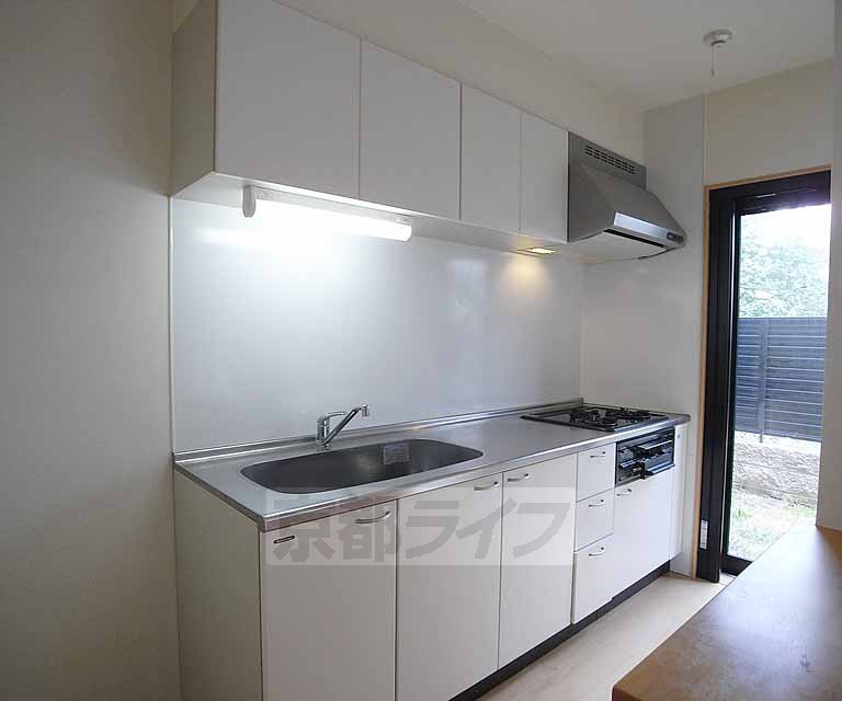 キッチン　広々シンクに調理台。お料理がはかどりますね！