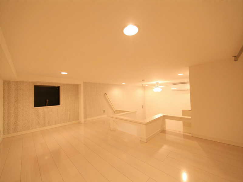 その他部屋・スペース　上階ロフト6.4帖（収納としてもお部屋しても使えます）