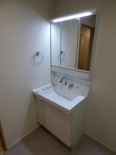 洗面設備　スペースが確保できる洗面所です