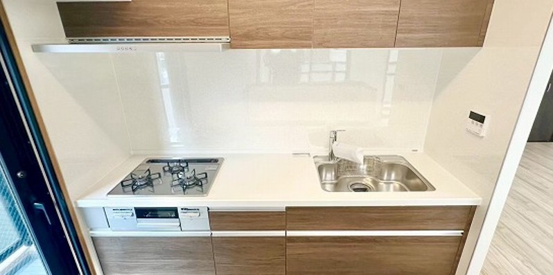 キッチン　キッチン・ビルトインコンロ新品　　キッチン横にバルコニー付