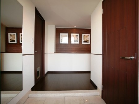 玄関　弊社でお手続き頂きますと仲介手数料が賃料の半月分＋消費税から