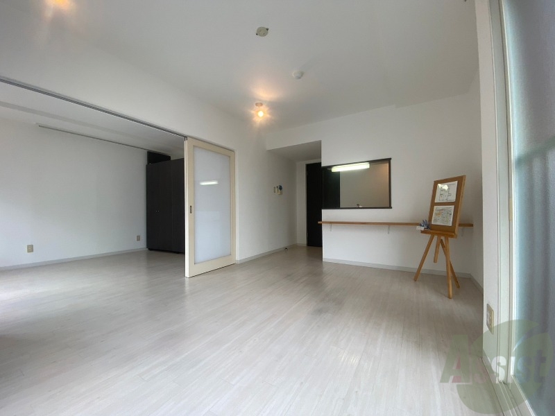 居室・リビング　白さが清潔感を出してくれます。お部屋も明るいですね。