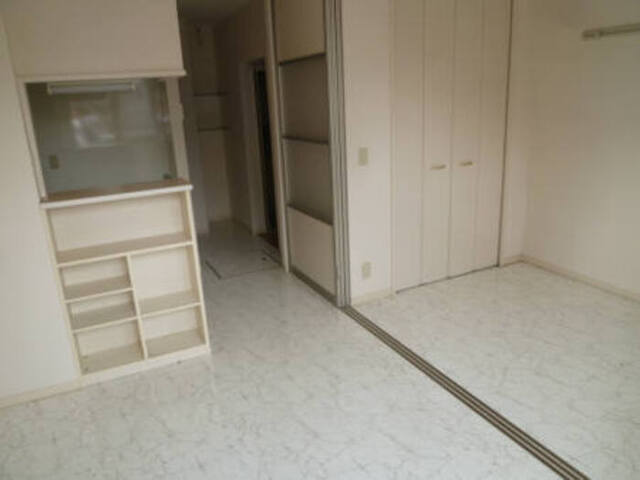 居室・リビング　大理石調フロアの洋室☆