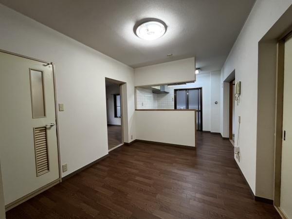 居室・リビング　キッチンからリビングが眺めます。