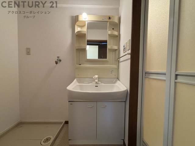 洗面設備　洗面所内に室内洗濯機置場がついてます！