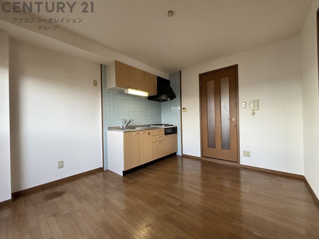 居室・リビング　洋室と合わせて広々と使用できるLDK！