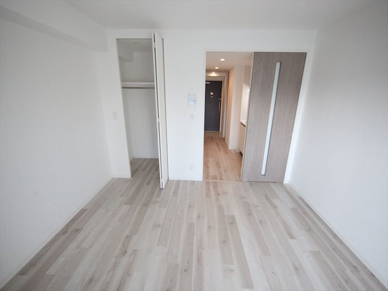 その他　洋室8.1帖　ウォークインクローゼット付（収納充実してます）