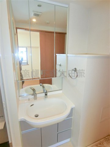 洗面設備　３面鏡の独立洗面台　洗面脱衣所