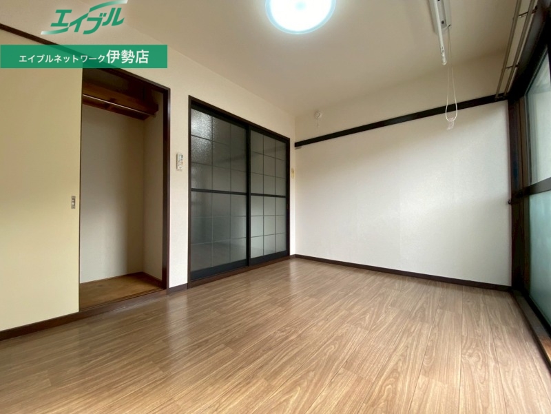 居室・リビング　同物件別室写真