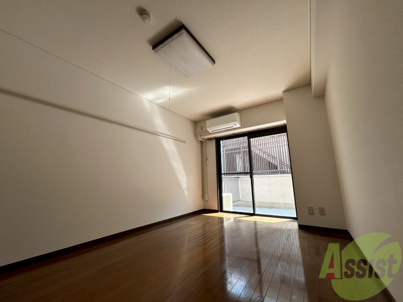 居室・リビング　広々としたリビング。明るく開放的な雰囲気のお部屋です。