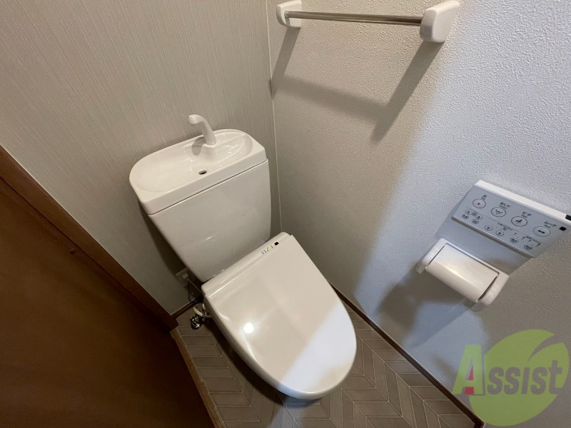 トイレ　トイレは温水洗浄便座です。思わず長居してしまいそうです。