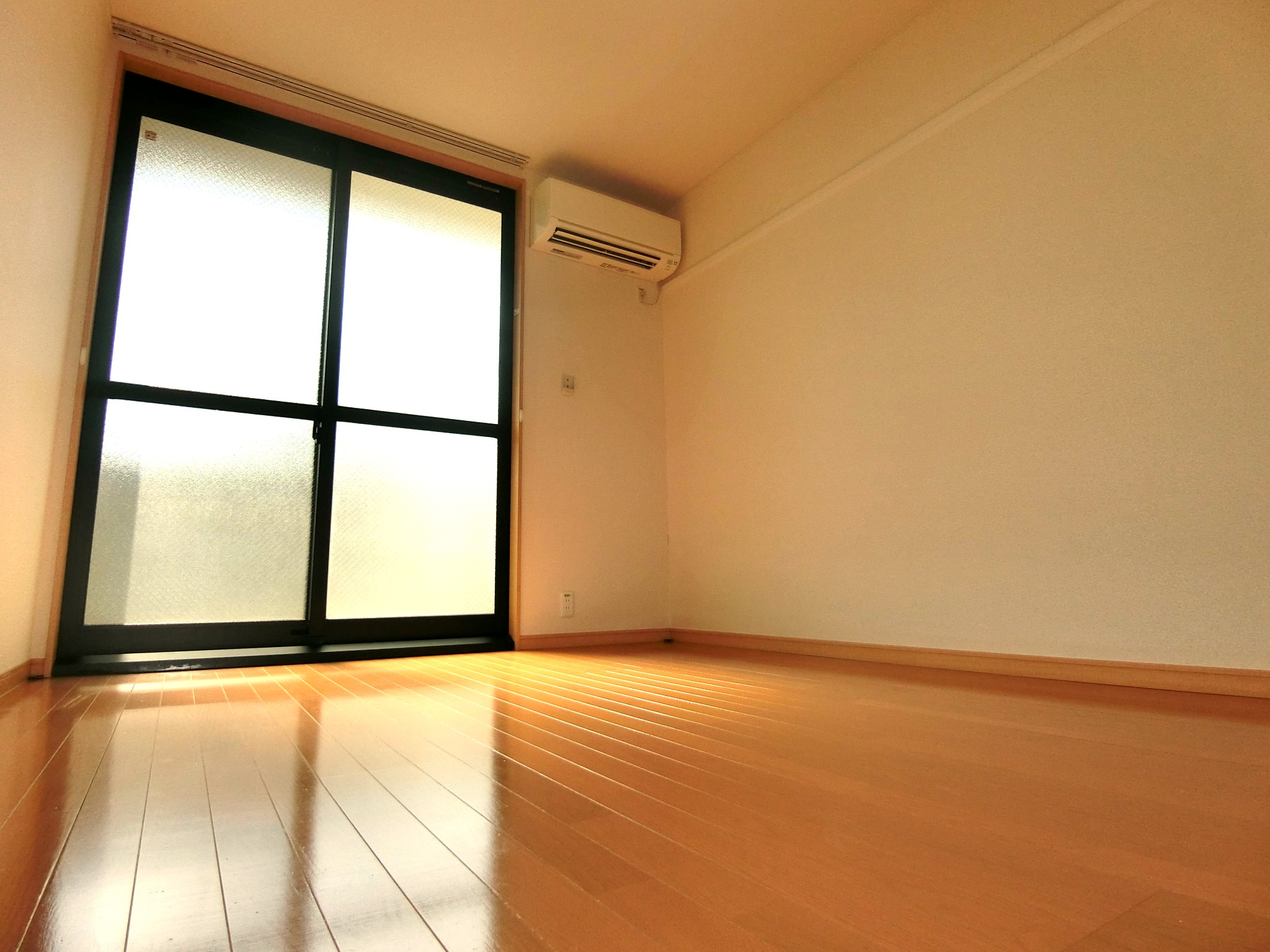 その他部屋・スペース　エアコン・照明を完備した明るいお部屋です☆