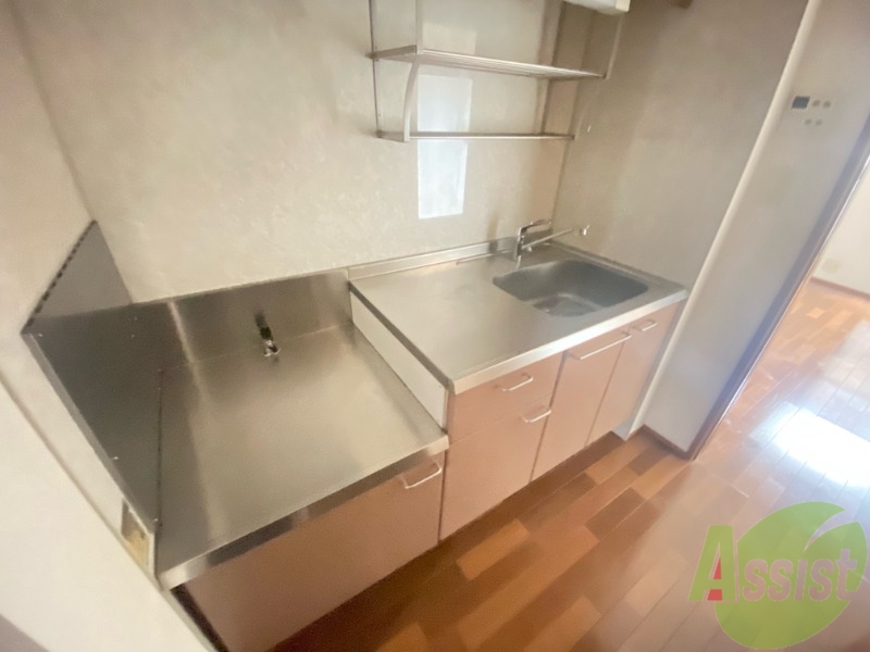 キッチン　調理スペースも有り、冷蔵庫や棚も問題なく置けそうですね。