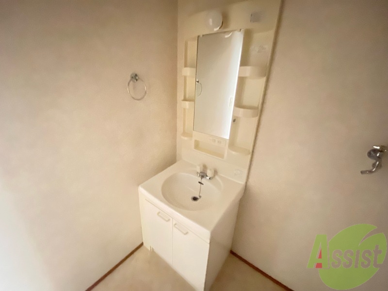 洗面設備　洗面化粧台も独立しており、洗面台の棚も利便性がありますね。