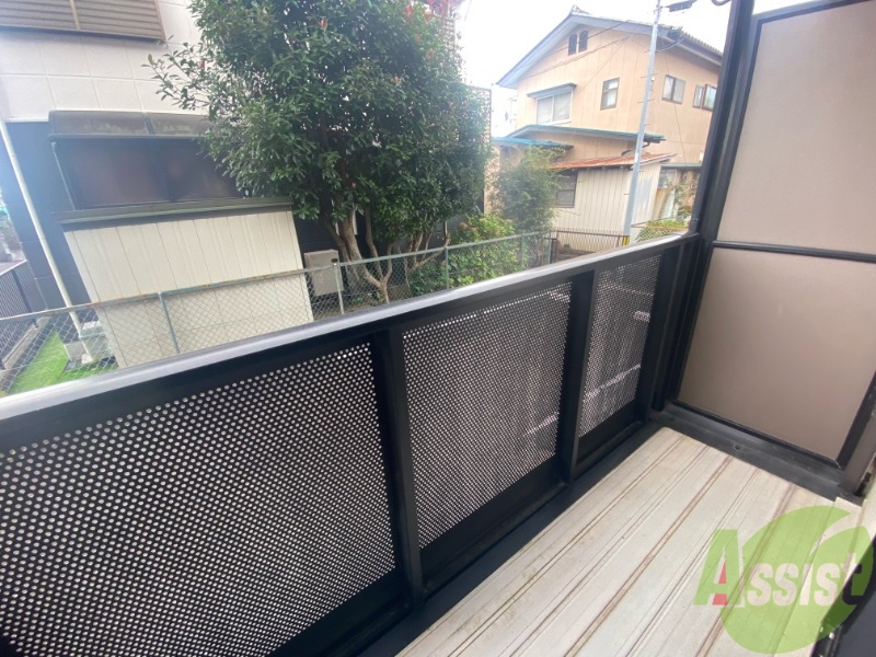 バルコニー　このバルコニースペースは洗濯物も問題なく干せそうですね。