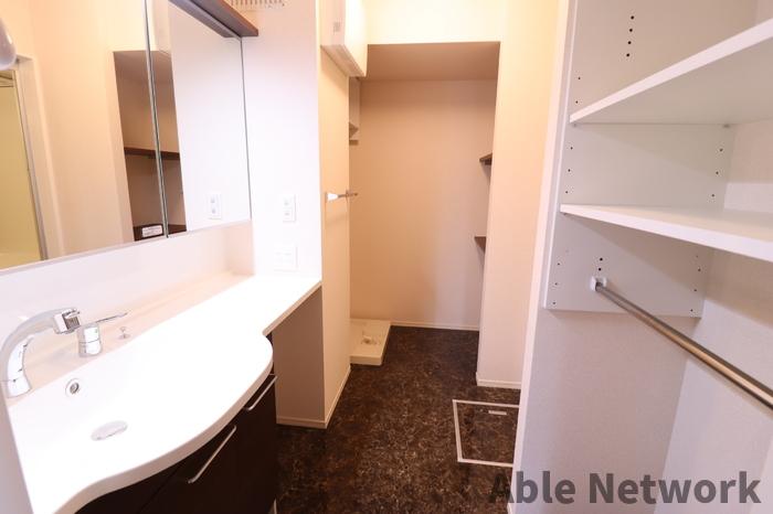 洗面設備　ゆったりとスペースのある洗面所