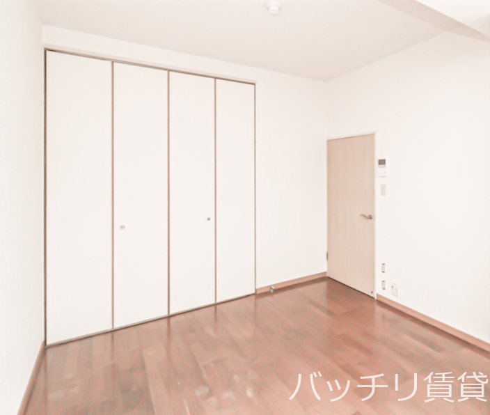 居室・リビング　画像は別号室の為、現状優先になります。