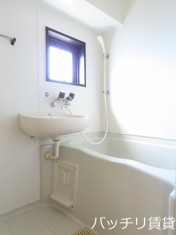バス・シャワールーム　画像は別号室の為、現状優先になります。