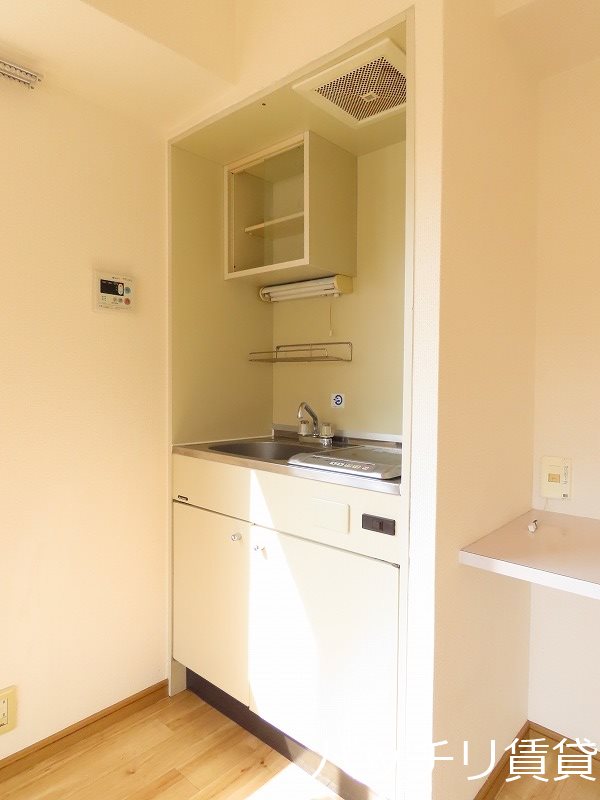 キッチン　画像は別号室の為、現状優先になります。