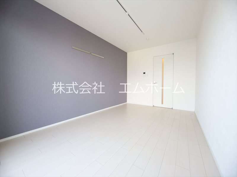 居室・リビング　洋室9.7帖　エアコン完備　クローゼット（収納充実しています