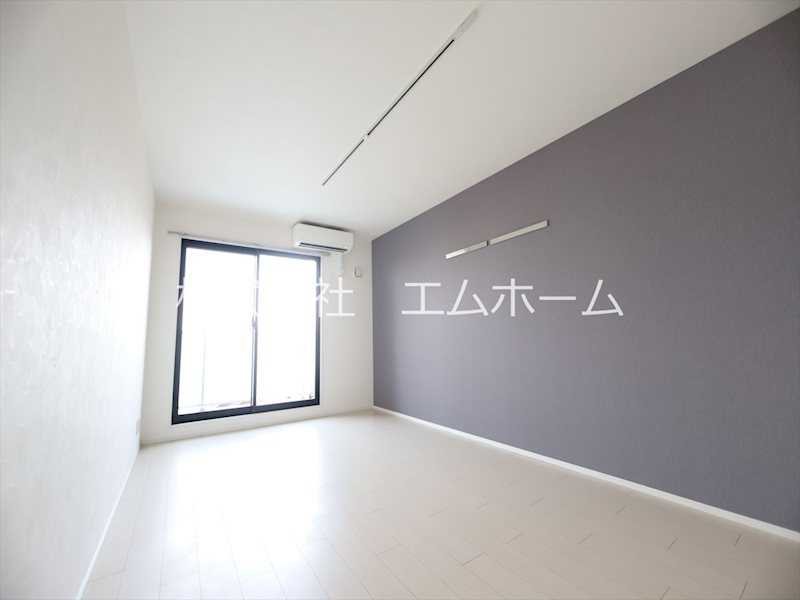 居室・リビング　洋室9.7帖　エアコン完備　クローゼット（収納充実しています