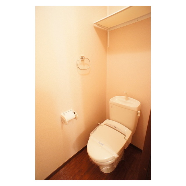 トイレ　収納に便利な棚付き