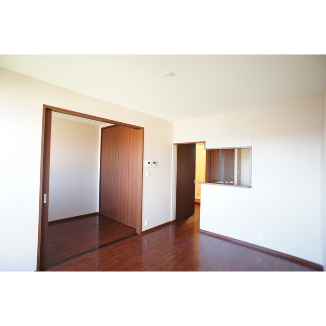 居室・リビング　明るい日差しの室内