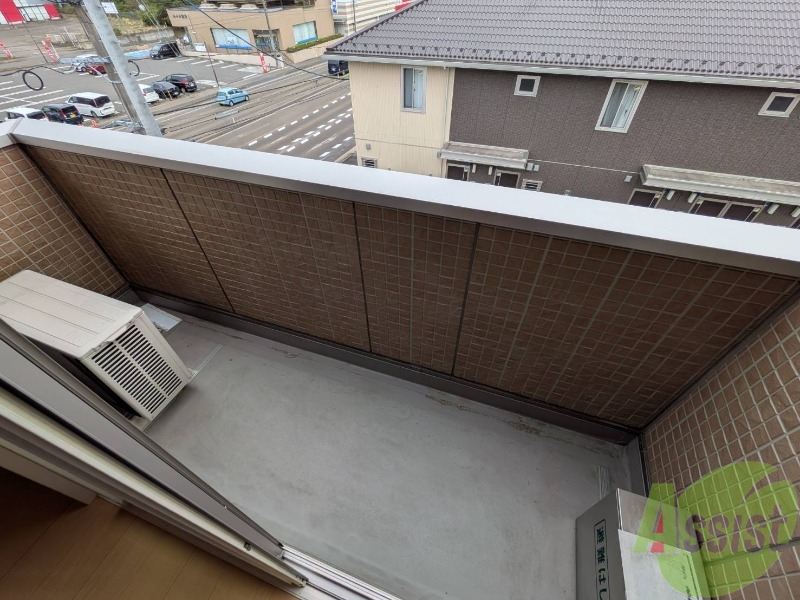 バルコニー　バルコニーはこちらです。長さも幅もちょうどいい広さですね。