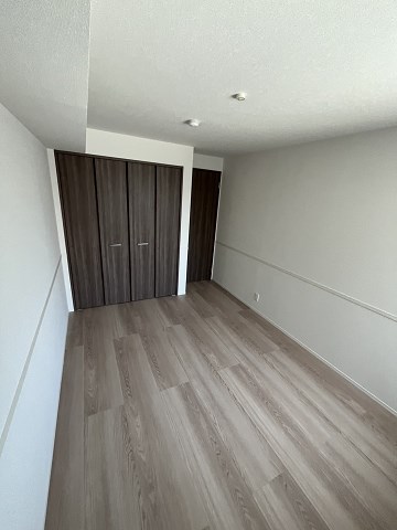 その他部屋・スペース　落ち着いた色調の寝室です