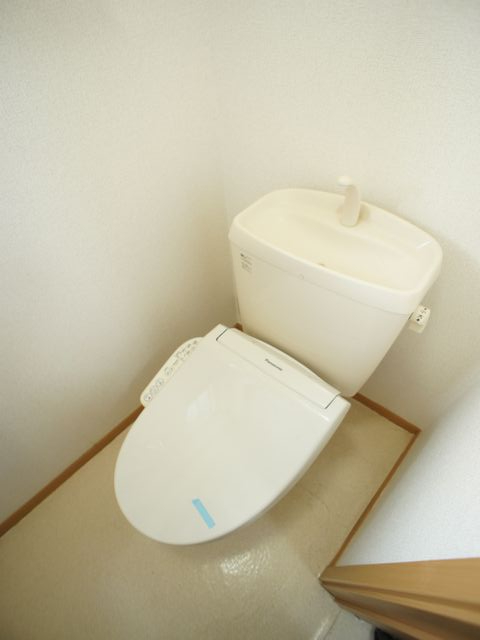 トイレ　温水洗浄暖房便座機能付きです♪