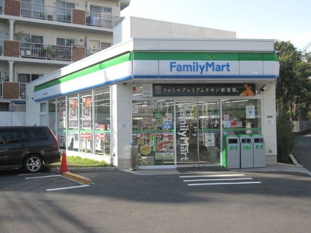コンビニ　ファミリーマート（コンビニ）まで400m