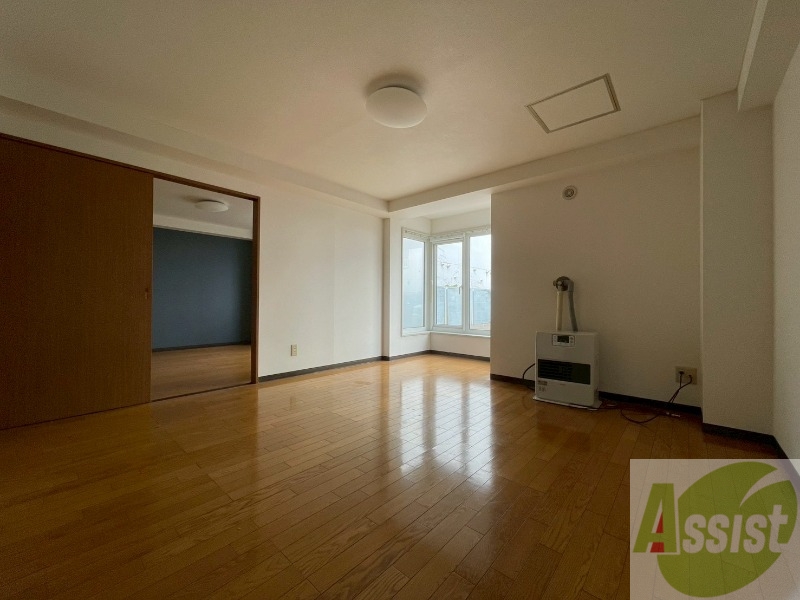 居室・リビング　木目のフローリングは落ち着きのある印象のお部屋になりますね。