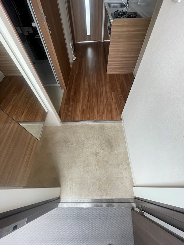 玄関　※同物件別部屋参考写真