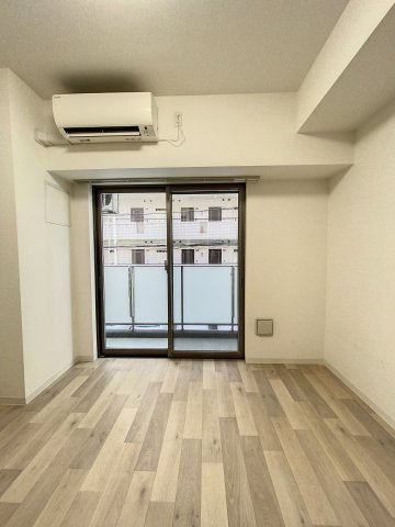 居室・リビング　落ち着いた色合いの床材を使用した居住空間です。
