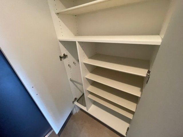 収納　(参考)同マンション別間取り他部屋の写真（反転タイプ）