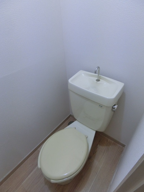 トイレ　別号室の写真です。