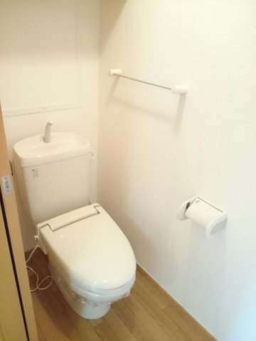 トイレ　落ち着いた色調のトイレです