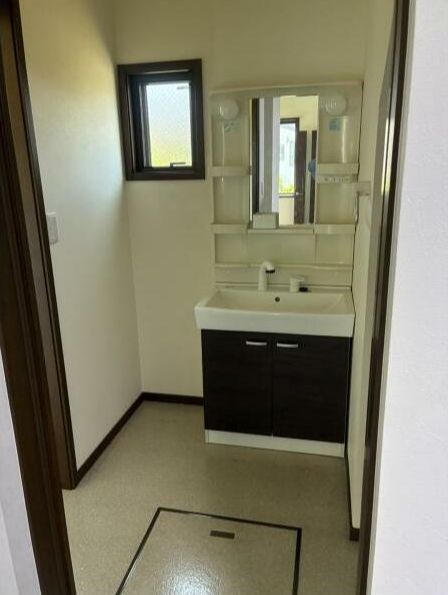 洗面設備　独立洗面台、小物を置くことができて便利です　※同タイプ　参考