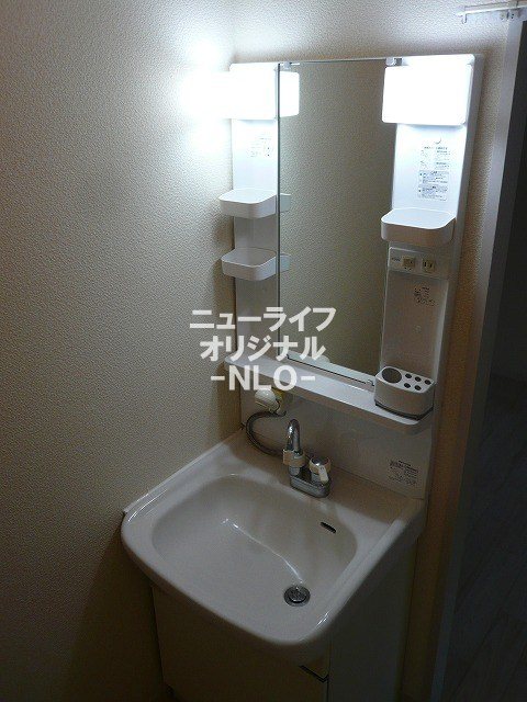 洗面設備　忙しい朝の身支度に役立つシャワーノズル付き洗面台☆