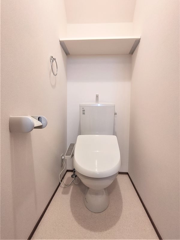 トイレ　（イメージ）温水洗浄便座付きのトイレです。
