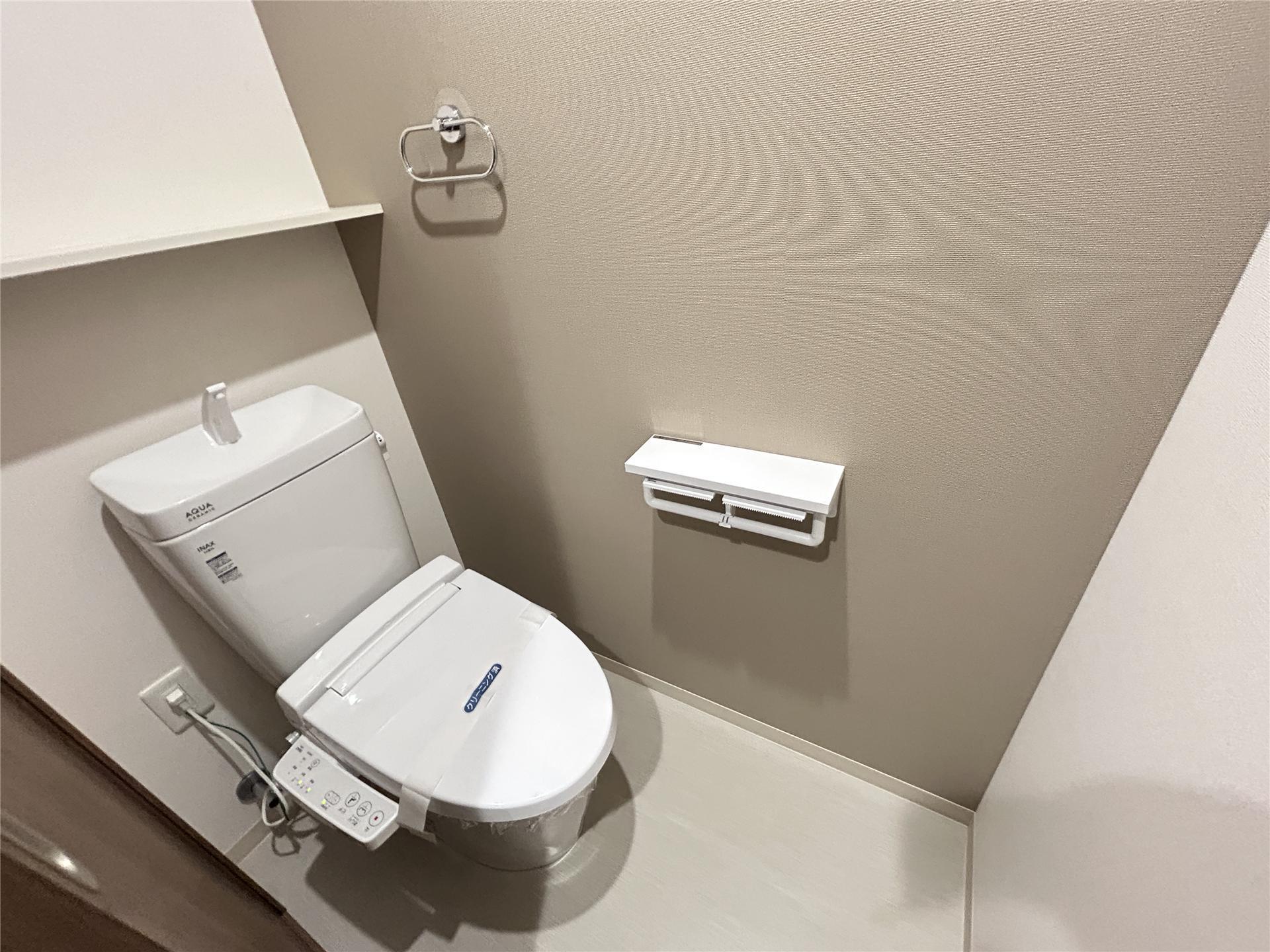 トイレ　棚付きのトイレです