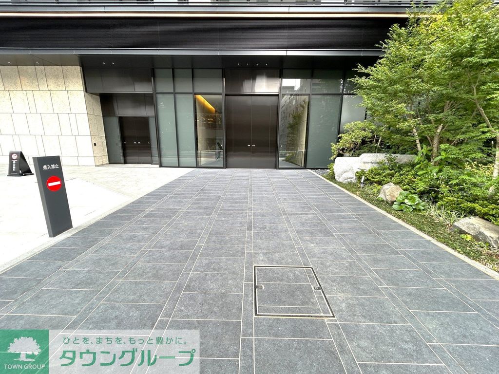 建物外観　エントランスアプローチ（メイン）